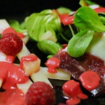 Ensalada de canónigos con jamón de pato a la vinagreta de frambuesas