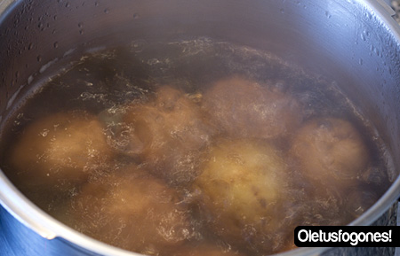 Huevos rotos en crema de patatas revolconas