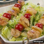 Brochetas de pollo, piña y tomate cherry