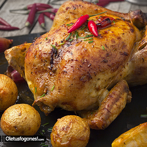 Pollo al Piri Piri sobre plato de pizarra