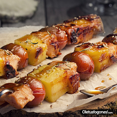 Brochetas de salmón al teriyaki con piña