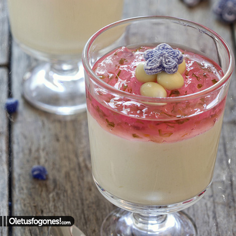 Mousse de chocolate blanco y mermelada de violetas